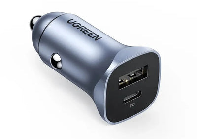 Photo lifestyle montrant une personne utilisant le Chargeur voiture rapide UGREEN PD30W lors d'un voyage, soulignant l'aspect pratique et essentiel du produit pour les conducteurs actifs.