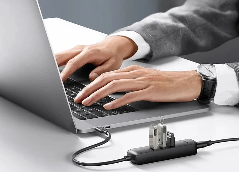 Hub USB Ultra Mini d'UGREEN sur un bureau organisé, optimisant l'espace de travail avec plusieurs connexions