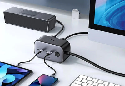 Image démontrant la station de charge Ugreen 100W en action, chargeant simultanément un MacBook, un iPhone, et une tablette Android.