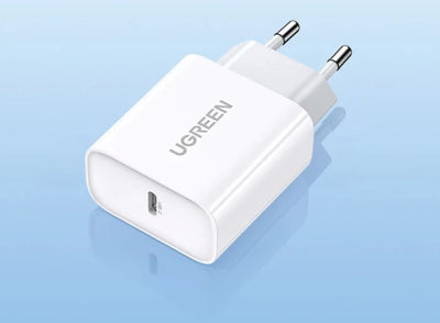Chargeur Ugreen 36W USB-C dans un setup de bureau moderne, connecté à plusieurs appareils, démontrant sa polyvalence et son efficacité énergétique.