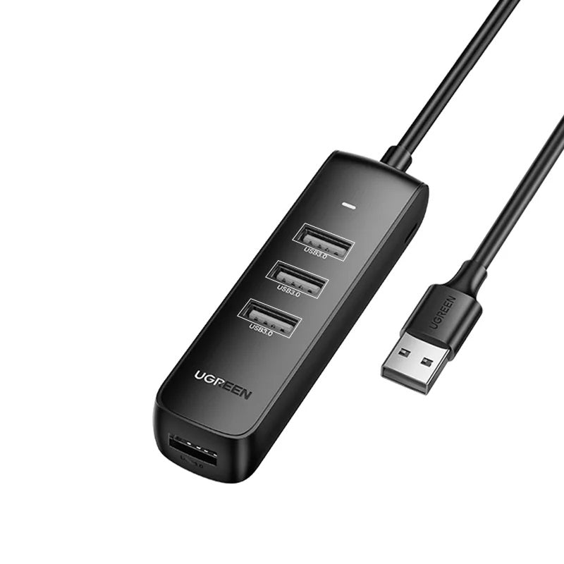 Hub USB Ultra Mini d'UGREEN comme un accessoire essentiel de voyage, montré avec des équipements portables