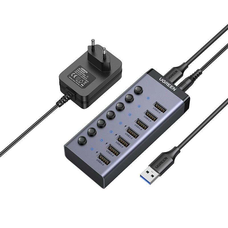 UGREEN SF2000 USB-C Hub connecté à un MacBook, montrant la multifonctionnalité du produit