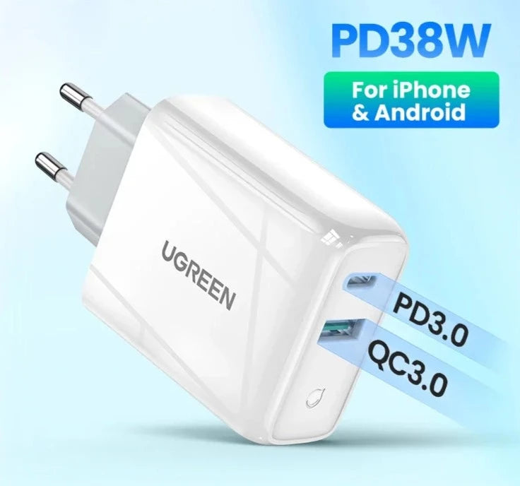 Image du chargeur rapide Ugreen USB-C 36W sur un bureau, avec un smartphone en charge à côté, mettant en évidence sa capacité de charge rapide et son design compact.